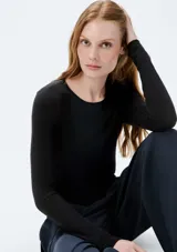 Blusa de punto tejido liviano color azul, de mangas largas y cuello redondo.