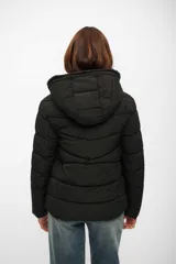Campera puffer negra con capucha, cierre frontal y diseño acolchado.