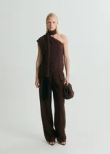 Pantalón de vestir de tiro medio, diseño recto y estilo sastrero, con cierre delantero de botón, gancho y cremallera, dos bolsillos laterales, dos bolsillos de ribete en la parte posterior y detalle de pinzas.