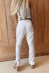 Pantalón sastrero negro de satén, tiro medio y corte recto.