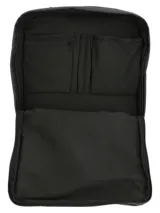 Mochila urbana de poliéster reciclado resistente al agua, con compartimento principal, bolsillo para laptop de 15 pulgadas y compartimentos frontales con cierre. Incluye correas ajustables, pasador para maleta y llavero mosquetón decorativo.