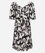 Vestido corto con estampado bicolor de flores y animales, escote corazón, mangas cortas acampanadas y falda con volados. Confeccionado en viscosa texturizada.