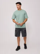 Remera verde agua lisa de corte holgado y mangas cortas.