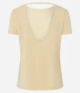 Remera deportiva de microfibra color tostado, con mangas cortas, cuello redondo y costuras reforzadas.