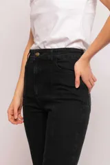Jean de tiro alto en color negro, con diseño de pierna semi Oxford. Presenta recortes verticales y pespuntes visibles en la parte delantera que estilizan la silueta.