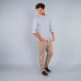 Alpargata de gamuza color verde oscuro, con detalle de elástico lateral a rayas rojas y blancas. Presenta una suela con borde de yute trenzado y base de goma.