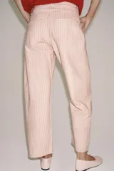 Jeans de tiro medio de Zara Woman Collection, con diseño de rayas verticales en tonos rosados y blancos. Presenta corte de pierna recta y relajada, largo al tobillo, cintura con trabillas, cinco bolsillos y cierre frontal con cremallera y botón metálico.