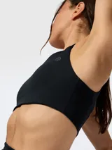 Top deportivo negro de soporte alto con tirantes ajustables, escote en V y tecnología Aloe Vera para mayor suavidad.
