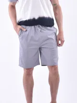 Bermuda de hombre color negro, corte regular, con cintura elástica y cordón ajustable.