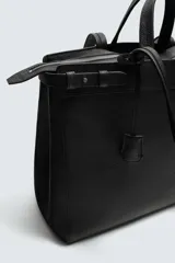 Bolso shopper de piel con acabado abatanado, compartimento principal con cierre de cremallera, bolsillo interior con cierre, doble asa de mano y doble asa de hombro, incluye detalle de llavero.