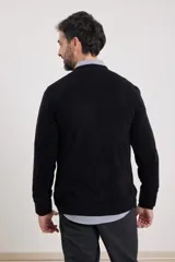 Cardigan de punto con escote en V, cierre frontal con botones y mangas largas. Presenta un diseño clásico con acabado suave al tacto.