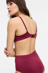 Soutien triangular color beige, sin aro y sin relleno, de microfibra seamless.