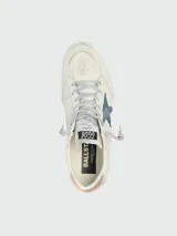 Championes Golden Goose modelo Ball Star, color blanco con estrella azul y detalles en gris y rosa.