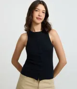 Musculosa de tejido rib color crema, con cuello redondo y cierre frontal con botones. Presenta un diseño ajustado al cuerpo y sin mangas.