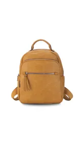 Mochila urbana color beige de símil cuero, con dos bolsillos frontales, bolsillo principal de gran capacidad con dos bolsillos internos con cierre y uno abierto, bolsillos laterales abiertos, asa de mano y correas regulables en galón.