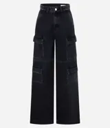 Pantalón estilo años 90 de tiro alto confeccionado en jean, con bolsillos cargo en los laterales y trabillas en la cintura.