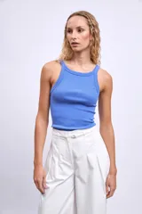 Musculosa azul de algodón con cuello redondo y sisas anchas.