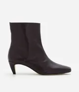 Bota de caña media Satinato, confeccionada en poliuretano con acabado brillante. Presenta diseño ajustado al tobillo, punta cuadrada y tacón fino de 6 cm. Incluye cierre lateral discreto.