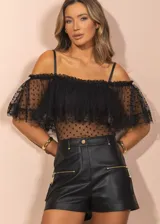 Blusa negra de tul con lunares, escote off-shoulder con volados y breteles finos.