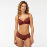 Shorty de encaje con diseño calado y bordes festoneados, confeccionado en un tono rojizo oscuro.