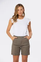 Bermuda color beige con cintura elastizada y bolsillos laterales.