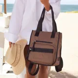 Mochila y cartera híbrida confeccionada en nylon de color beige con detalles y correas en negro. Posee dos asas superiores para llevar al hombro y correas traseras ajustables para usar como mochila. Presenta dos bolsillos frontales con cierre de cremallera y tiradores largos.