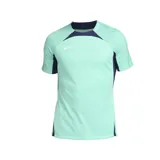 Remera deportiva Nike Dri-FIT Strike color verde agua con detalles en azul marino. Cuenta con cuello redondo, mangas cortas con diseño texturizado en los hombros y logo de Nike estampado en el pecho.