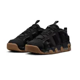 Championes Nike Air More Uptempo Low en color negro con detalles en suela de goma color caramelo. Presentan el icónico diseño de letras grandes en los laterales, confeccionados en una combinación de malla y cuero sintético, con unidad de aire visible en la entresuela.