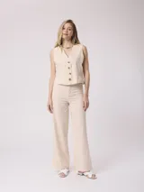 Chaleco color crema de lino y algodón con botones.