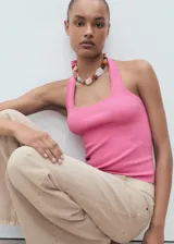 Top Dean de punto fino color rosado, sin mangas, con cuello halter y escote cuadrado.