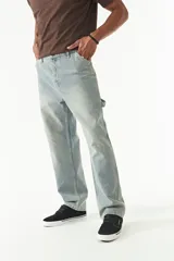 Jean estilo carpenter de corte relajado, recto y amplio, con diseño de cinco bolsillos y costuras reforzadas características del modelo. Presenta un acabado lavado en tono gris oscuro.