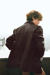 Chaqueta de piel 100% con acabado efecto lavado en color marrón. Presenta cuello solapa, cierre frontal con botones, manga larga y bolsillos delanteros con solapa. Incluye forro interior.