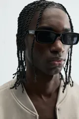 Cazadora bomber negra de corte regular fit, confeccionada en tejido efecto ante. Cuenta con cuello, puños y bajo en rib elástico, manga larga, bolsillos de vivo en la cadera y un bolsillo interior. Cierre frontal con cremallera.