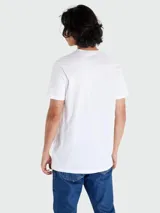 Remera Boss de manga corta, color negro, cuello redondo y calce clásico. Presenta el logo de la marca bordado discretamente en el pecho.