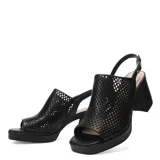 Sandalias de cuero color blanco con diseño calado, plataforma frontal y taco cuadrado. Cuenta con pulsera trasera ajustable con hebilla metálica.