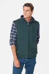 Chaleco deportivo de polar verde oscuro con cierre frontal, bolsillos laterales y un bolsillo en el pecho, todos con cierre. Cuenta con forro interior en contraste.