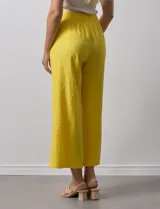 Pantalón de lino amarillo, marca Cupio, con pretina ancha elastizada y bolsillos delanteros.