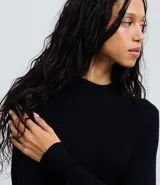 Blusa de punto de manga larga con cuello alto y diseño acanalado, confeccionada en una mezcla de viscosa y poliamida.