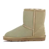 Pantubota de caña alta confeccionada en cuero gamuzado color kaki, resistente al agua, con costuras expuestas y suela de goma ranurada.