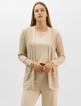 Cardigan abierto de tejido acanalado, con bolsillos frontales y mangas largas de corte entallado con puños de rib.
