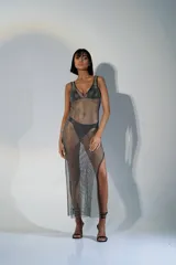 Sandalias color naranja de cuero sintético, con tiras finas que se atan al tobillo y taco aguja.