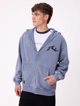 Canguro con capucha de color negro con efecto lavado, manga larga y bolsillo frontal. Presenta un estampado gráfico en la espalda con el logo de la marca y motivos abstractos en tonos violeta y amarillo.