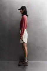 Short deportivo de trail running confeccionado en tejido técnico elástico con textura. Presenta una cintura elástica ancha con compartimentos integrados, bolsillo trasero con cierre y aberturas laterales en el bajo.