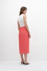 Falda midi fucsia con estampado floral.