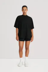 Remerón negro de manga corta con detalle de recorte en la espalda. Realizado en jersey de algodón y poliéster, suave, ligero y cómodo.