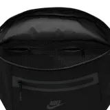 Riñonera Nike Elemental Premium color negro, con compartimento principal con cierre, bolsillo frontal adicional con cierre termosellado y logo de la marca en tono sobre tono.