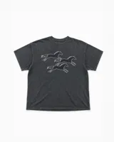 Remera de corte oversize color gris con efecto stone wash, manga corta y cuello redondo. Presenta una estampa frontal en serigrafía con el contorno de tres caballos en movimiento.
