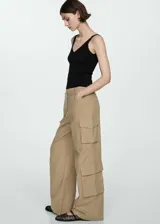 Top de punto fino color negro, con escote en pico y tirantes anchos. Presenta un diseño recto y ajustado al cuerpo.