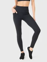 Calza deportiva de tiro alto con bolsillos laterales, confeccionada en tela técnica suave y elástica que se ajusta al cuerpo.