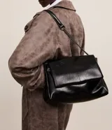 Cartera Satinato de hombro en tamaño mediano, confeccionada en poliuretano negro con acabado texturizado y diseño con solapa.